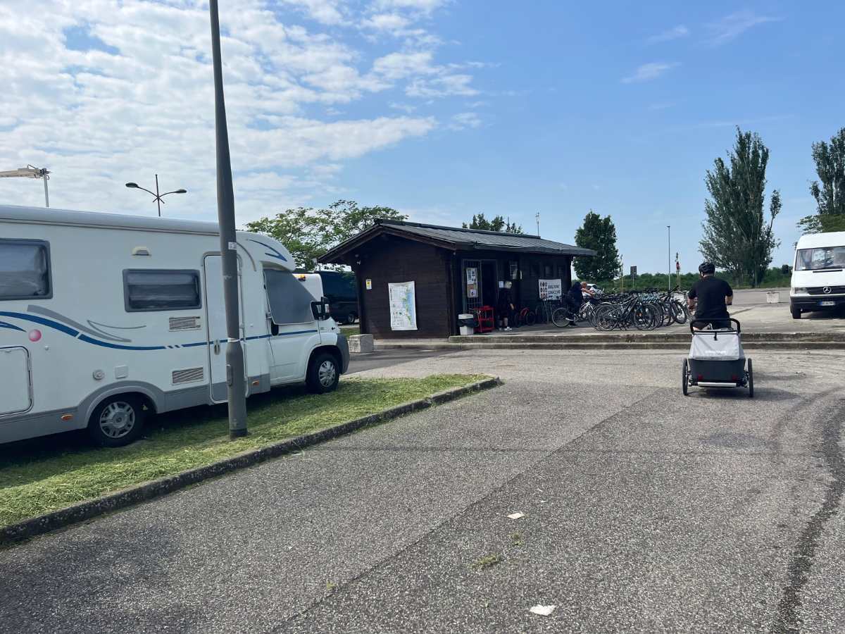 Camper parcheggiato a Comacchio, punto di partenza per gite in bici
