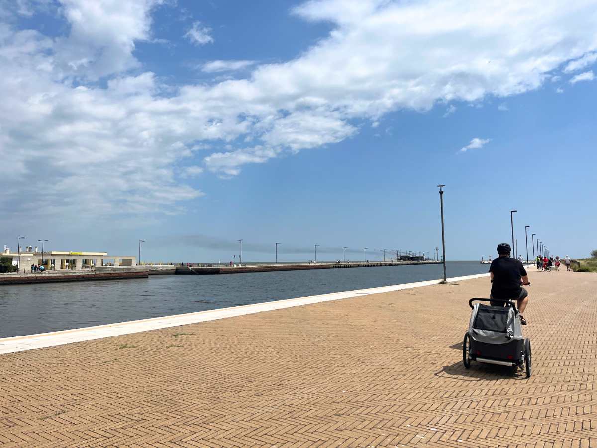Famiglia in bici con bambini nel carrellino sul lungomare dei lidi di Comacchio