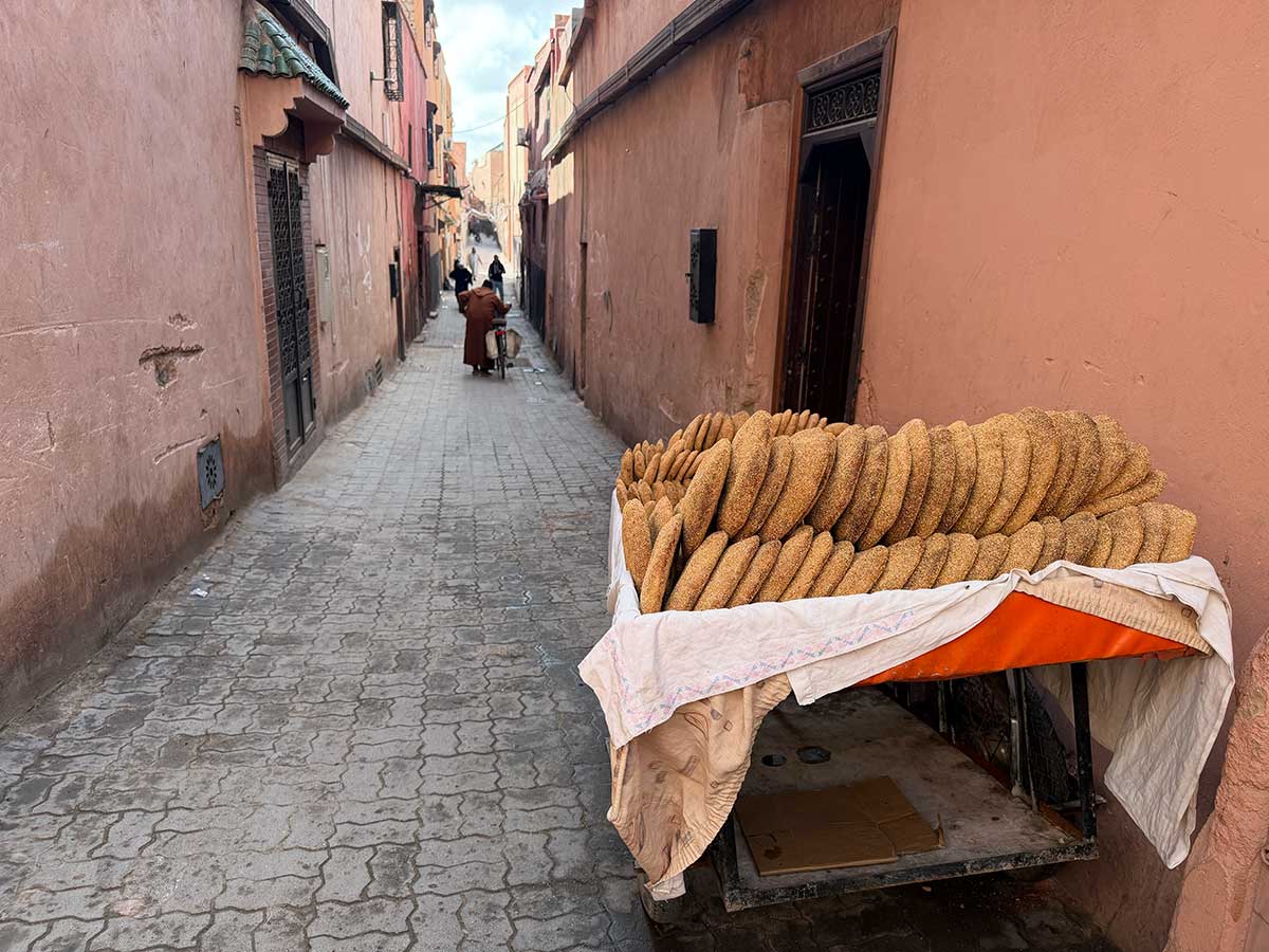 consigli viaggio marocco: pane in una strada di Marrakech