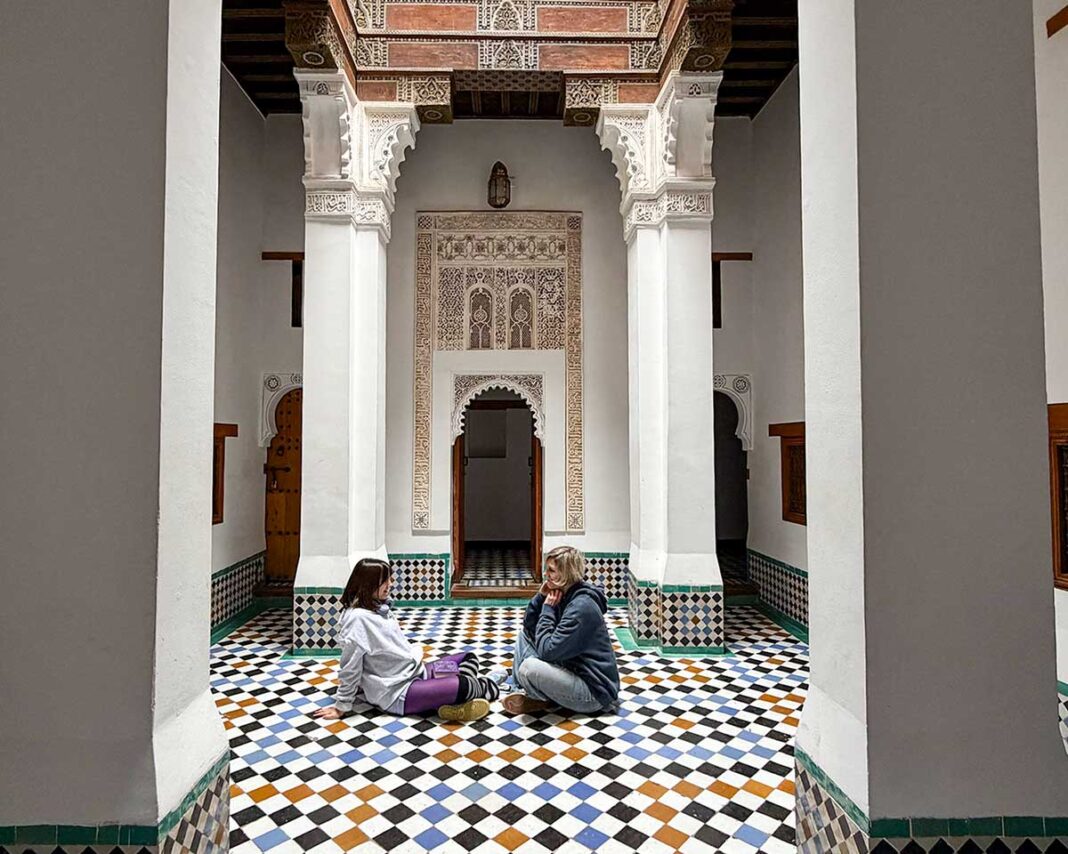 cosa vedere a Marrakech in 3 giorni: mamma e ragazza nella medrassa