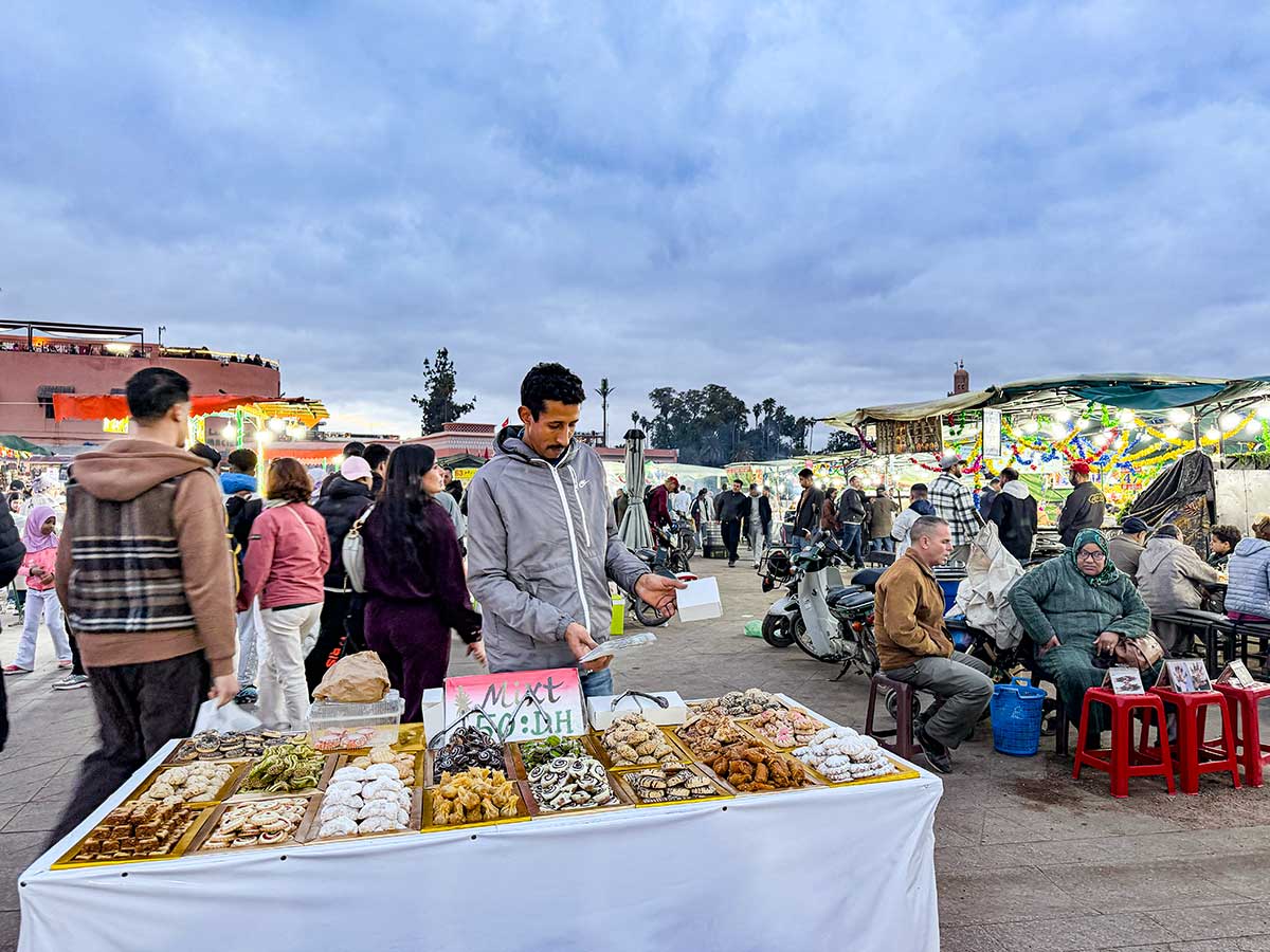 Venditore di dolci in Jemaa el-Fnaa