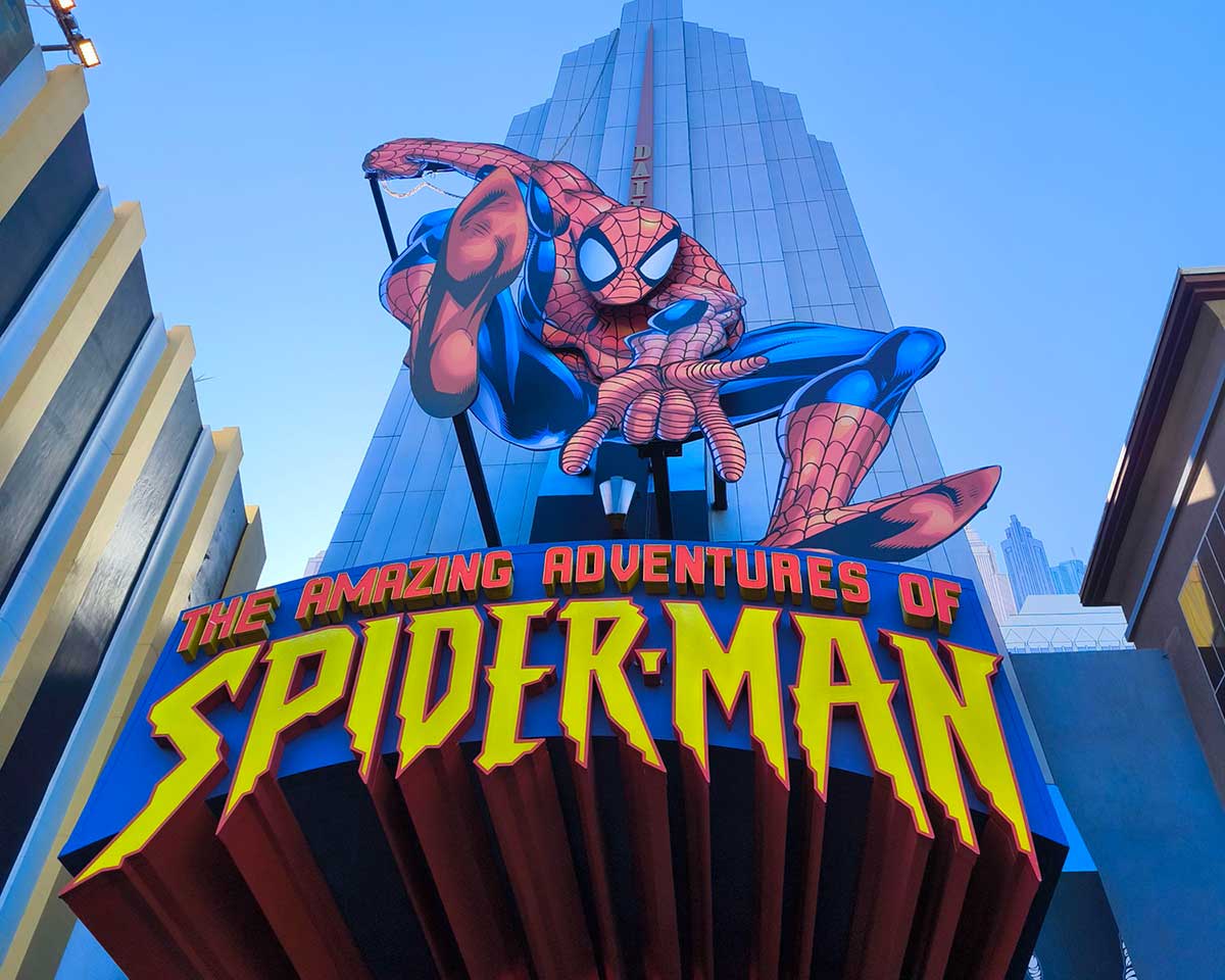 Accessibilita per persone autistiche nei parchi Universal di Orlando cosa sapere prima della visita: insegna di Spiderman 