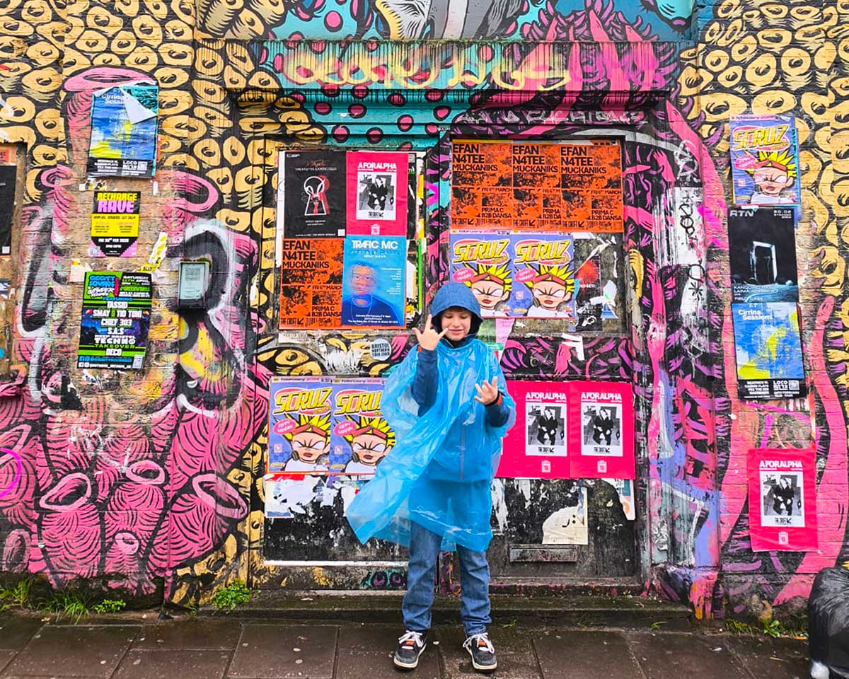 Cosa vedere a bristol con i bambini: bambino avanti a un murales