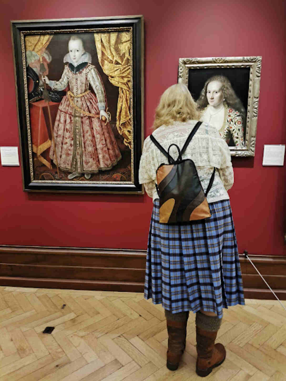 donna osserva quadri bristol museum