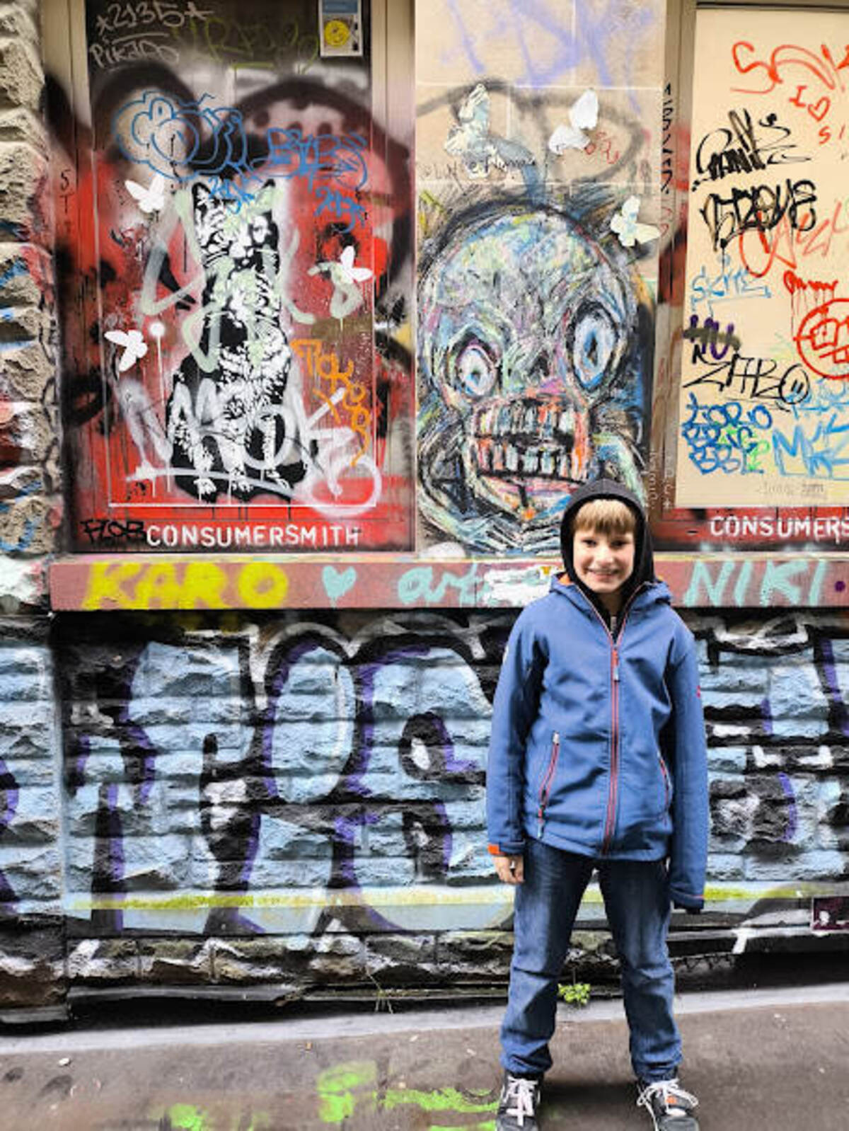 Bambino davanti a un Murlas di Bansky a Bristol