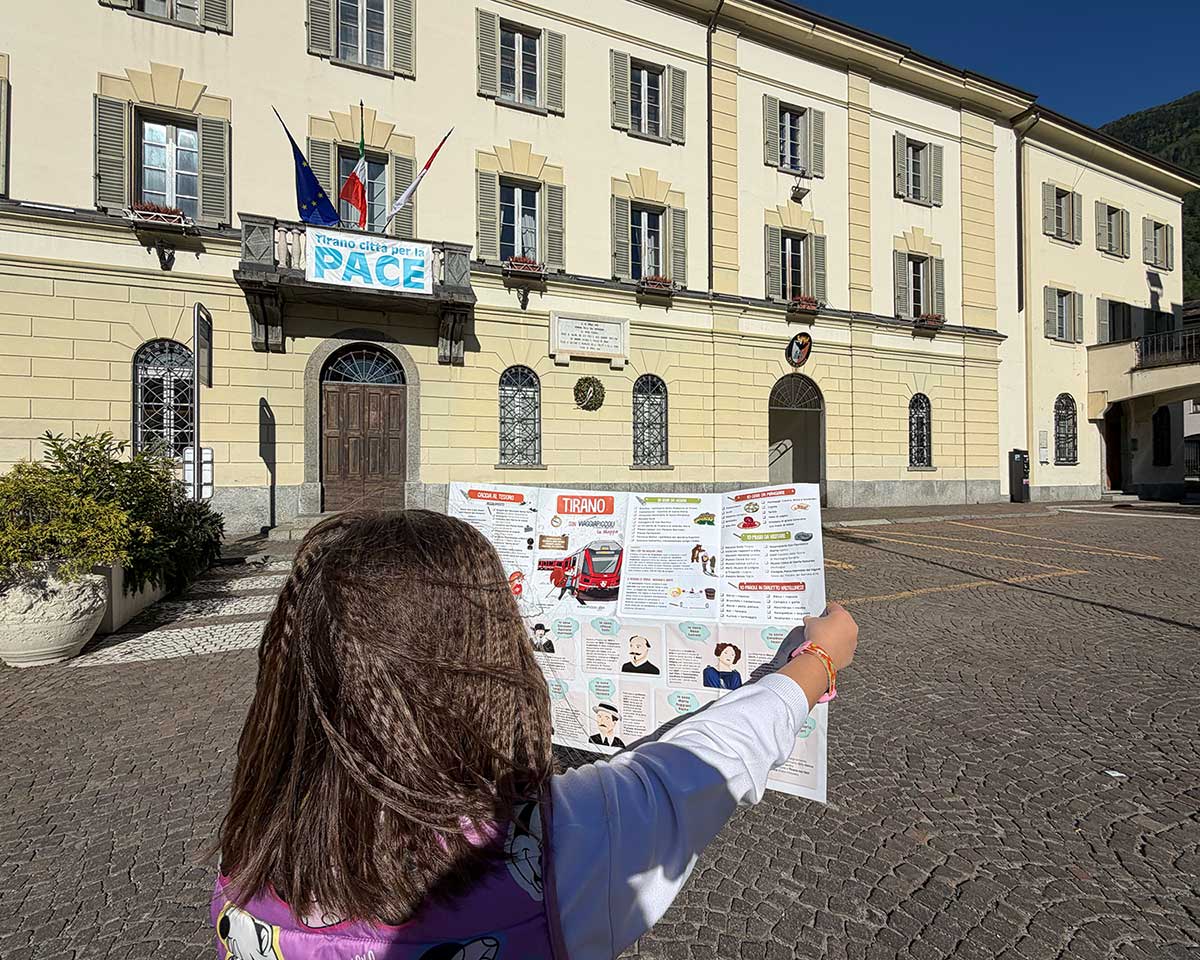 Bambina a Tirano con la mappa