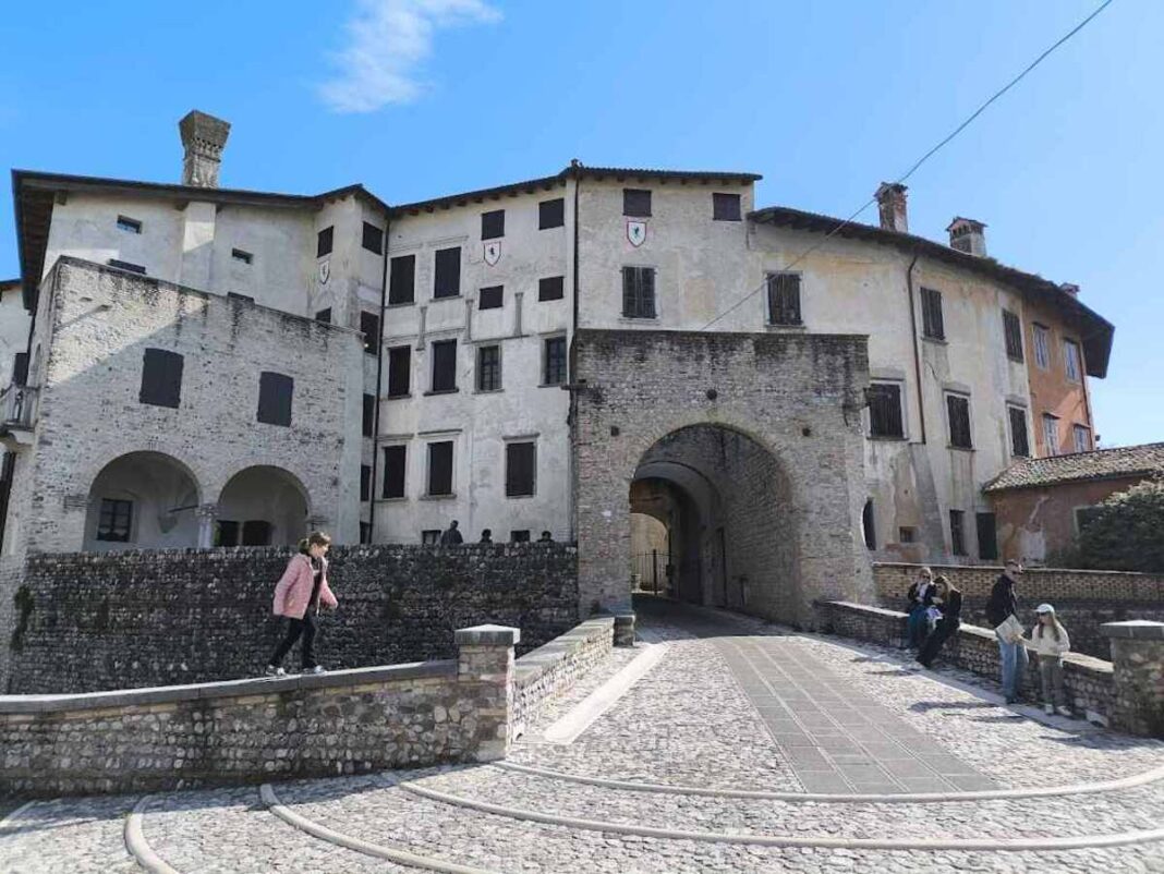 castello valvasone esterno