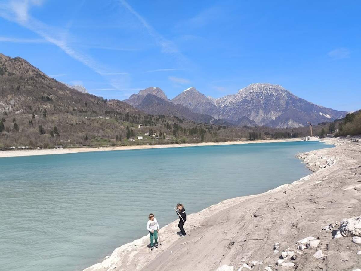bambini sulle sponde del lago di barcis