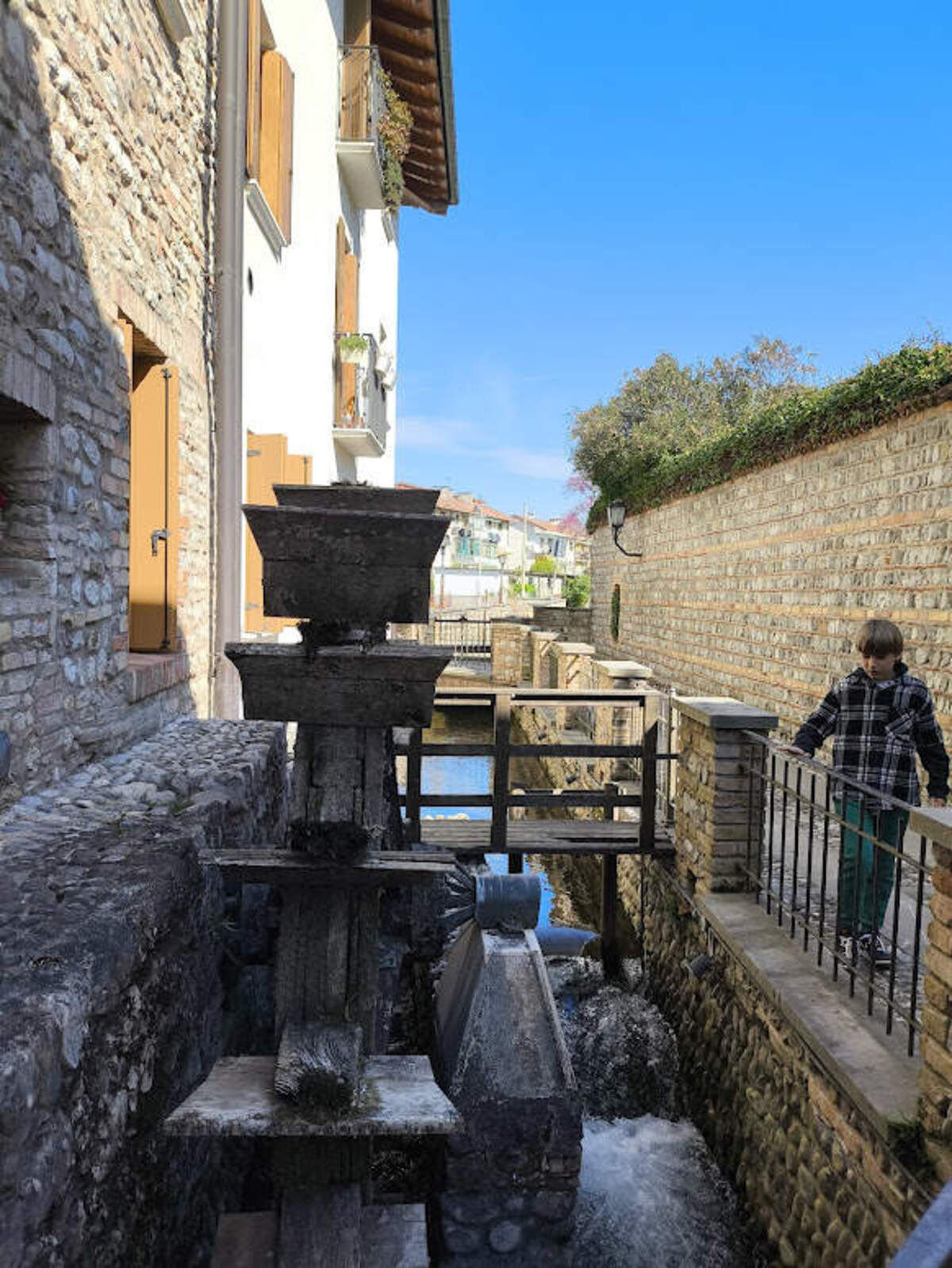 Bambino vicino al mulino di Valvasone