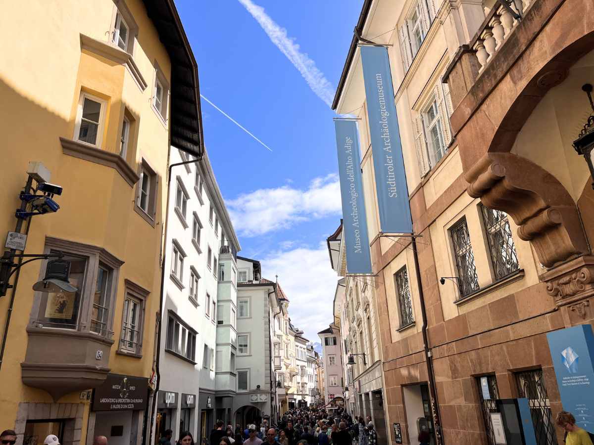 vicolo nel centro storico di Bolzano con il palazzo del Museo Archeologico dell'Alto Adige