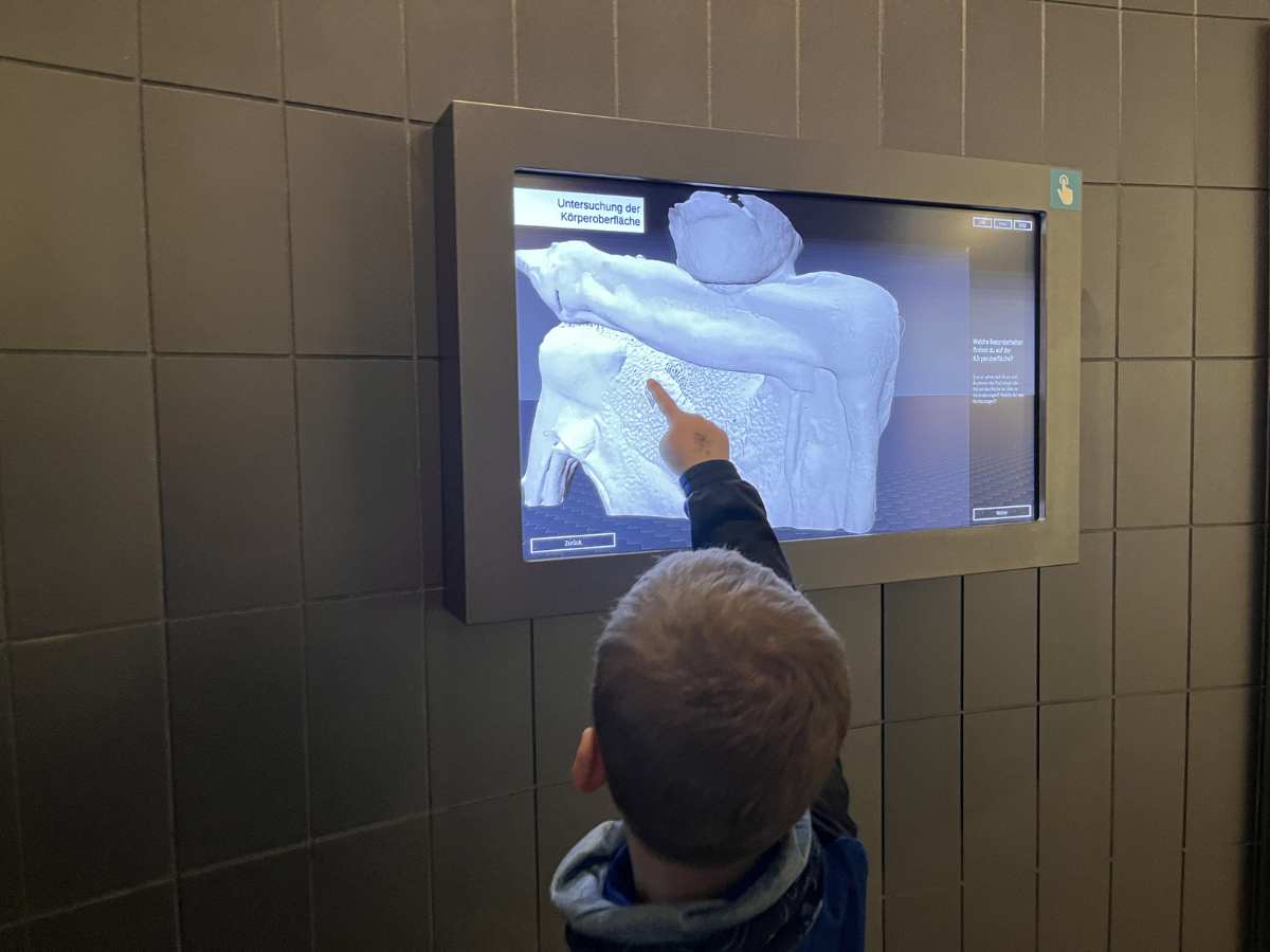 postazioni interattive per conoscere Ötzi nel museo archeologico dell'Alto Adige