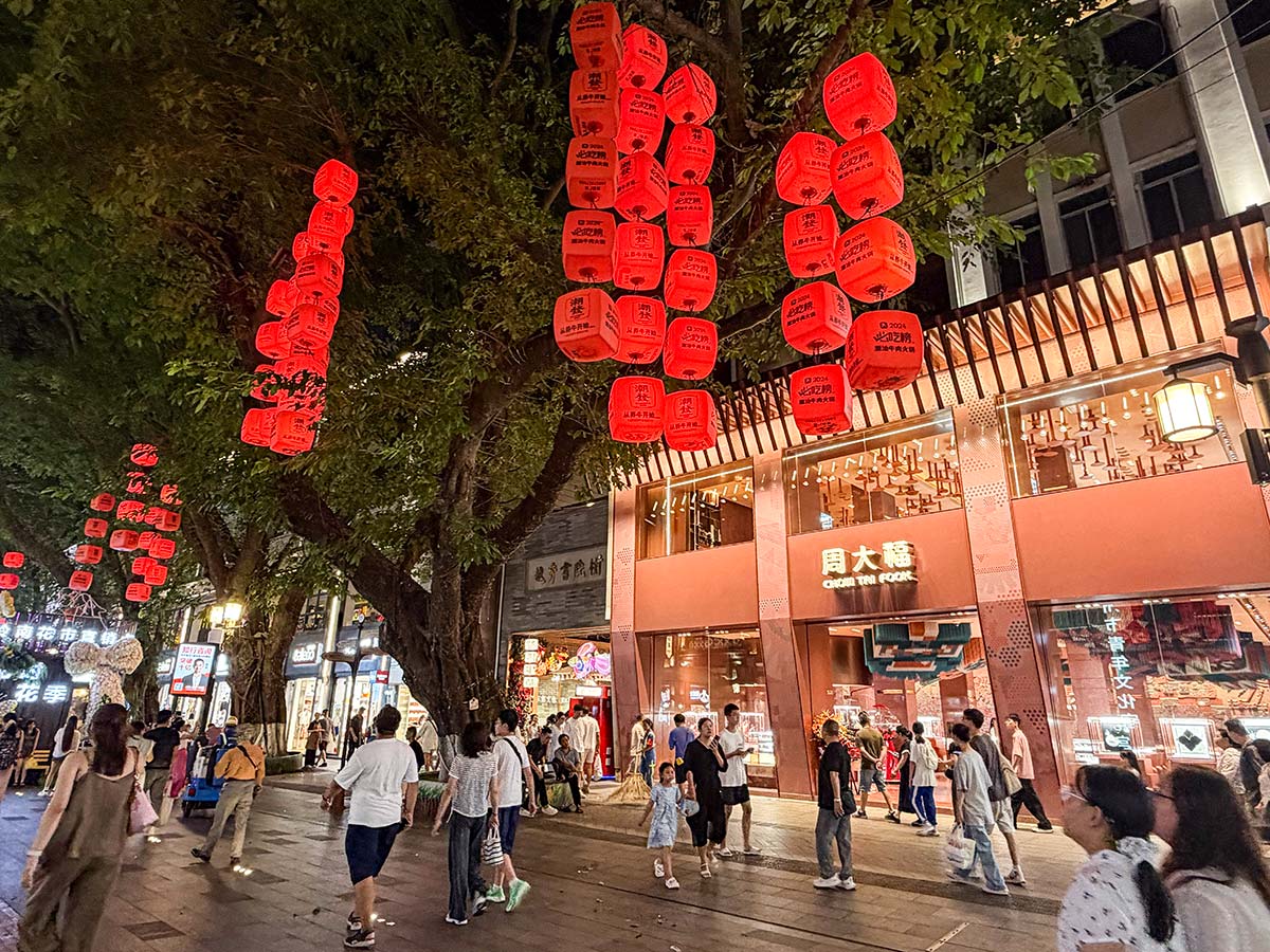 Cosa vedere a Canton: Beijing Road con le lanterne rosse
