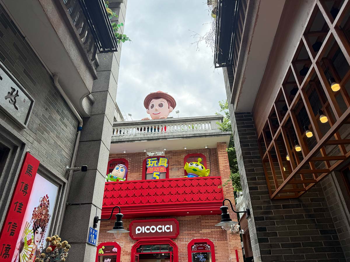 Pop Mart: negozio di Yongqing Fang