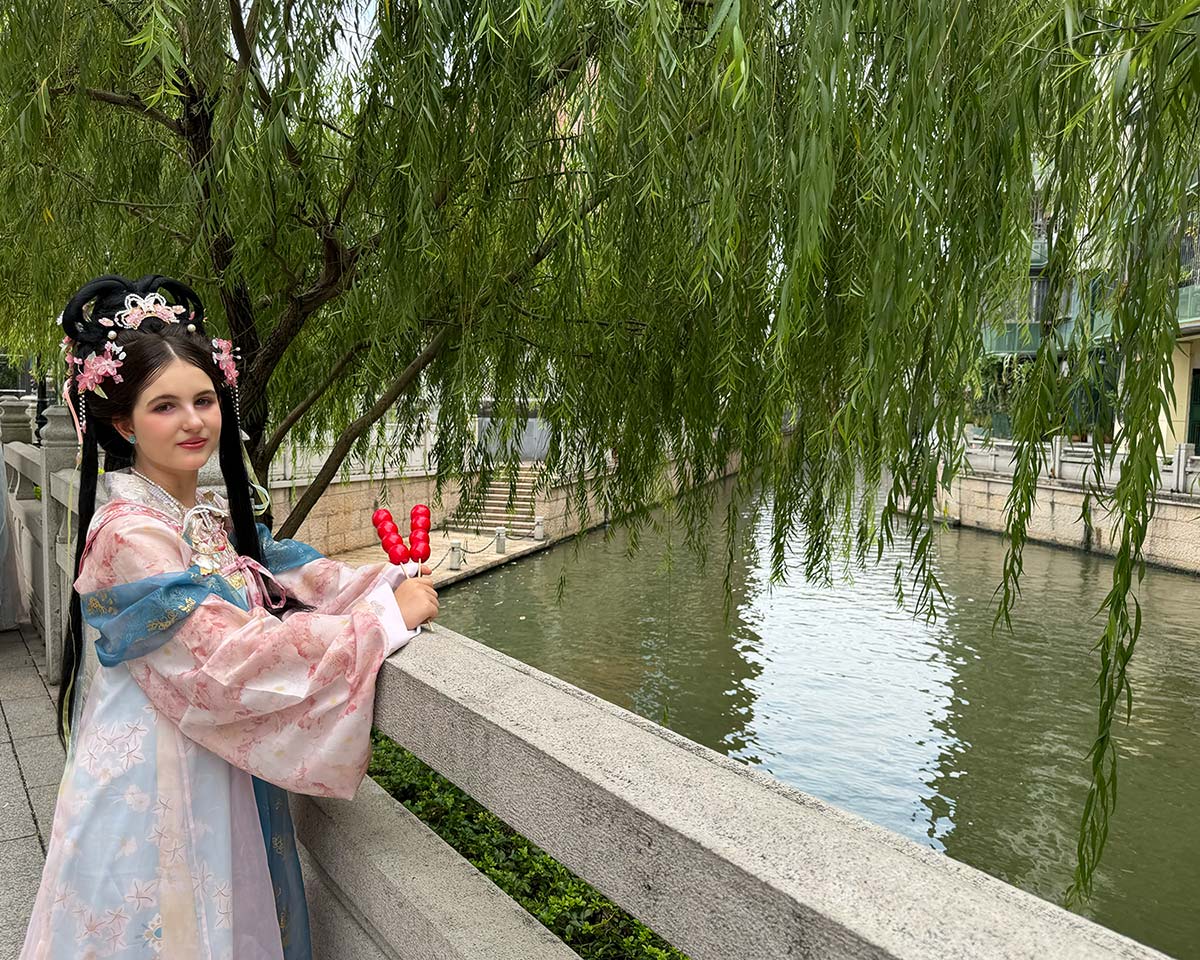 Cosa vedere a Guangzhou: ragazzina in abito tradizionale