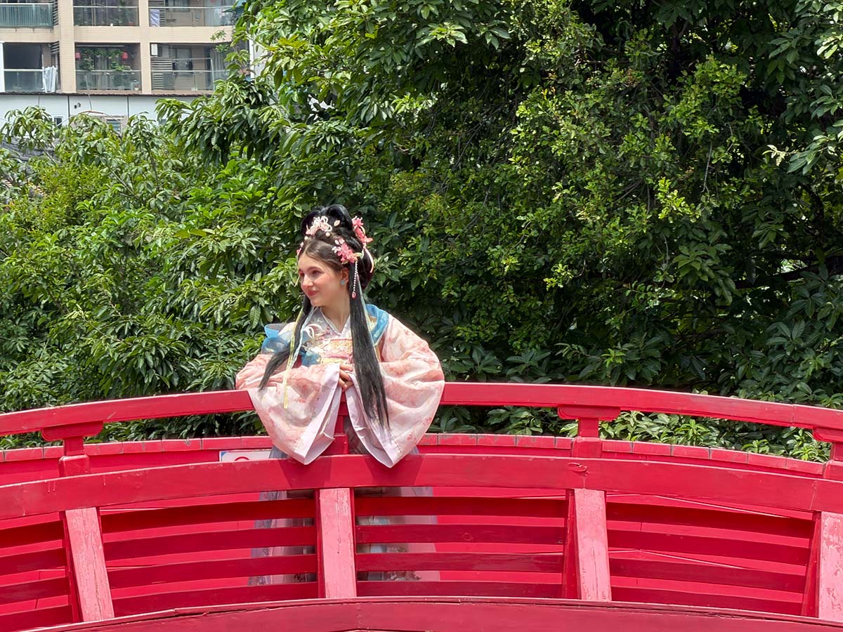 Dove dormire a Guangzhou: giovane ragazza vestita con abito tradizionale