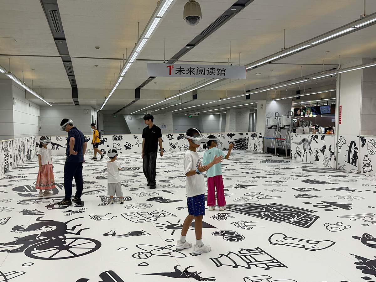 Guangzhou Library con i bambini: visori 3D