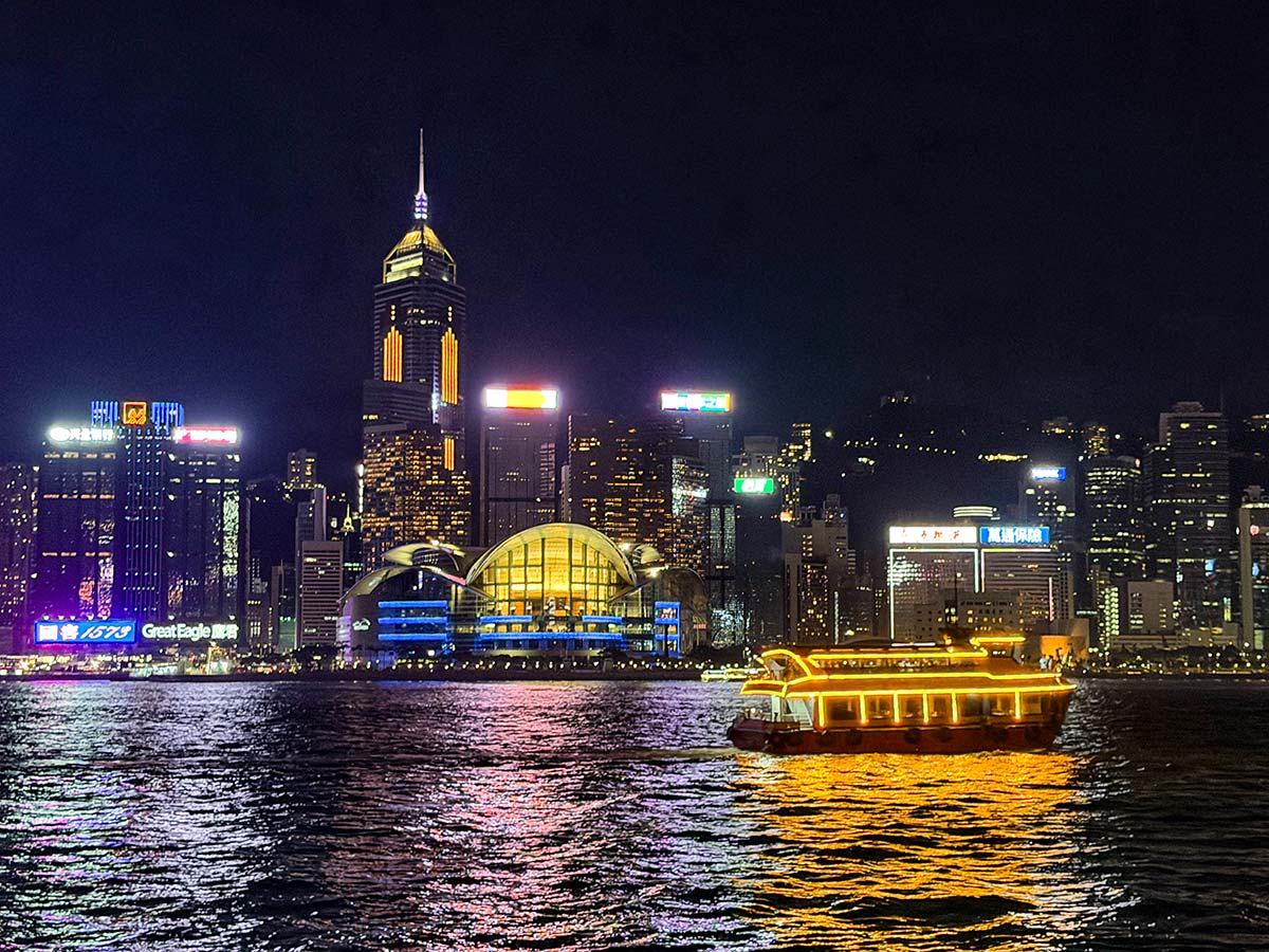 Hong Kong illuminata di notte