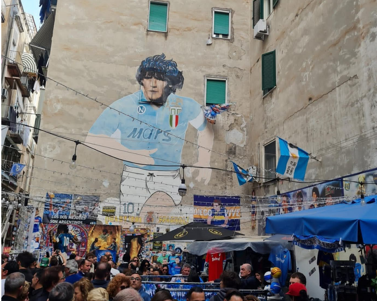 Il murale di Diego Armando Maradona in via Emanuele De Deo
