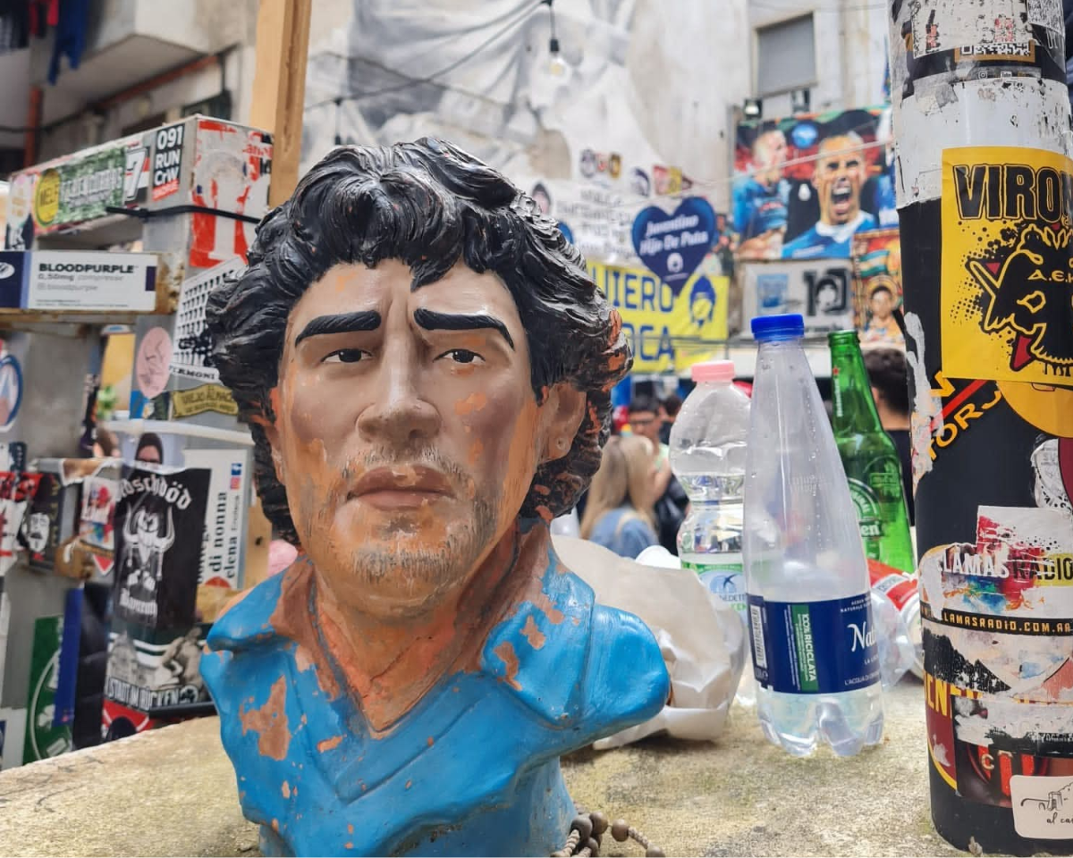 La piazzetta di Largo Maradona a Napoli