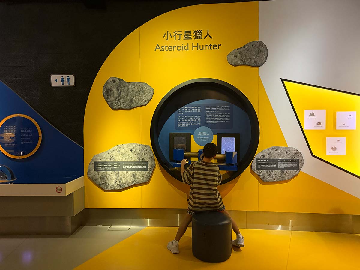 Bambino al Museo dello spazio a Hong Kong