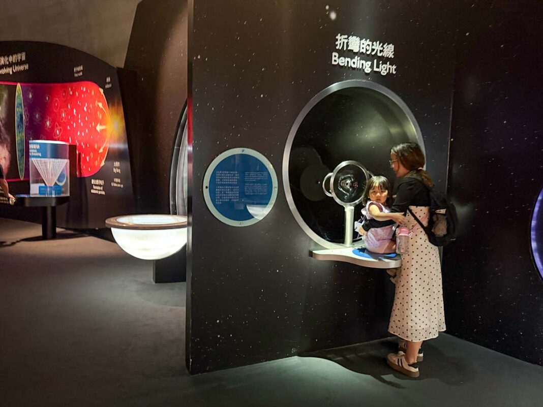 Bambina e mamma al Museo dello spazio a Hong Kong