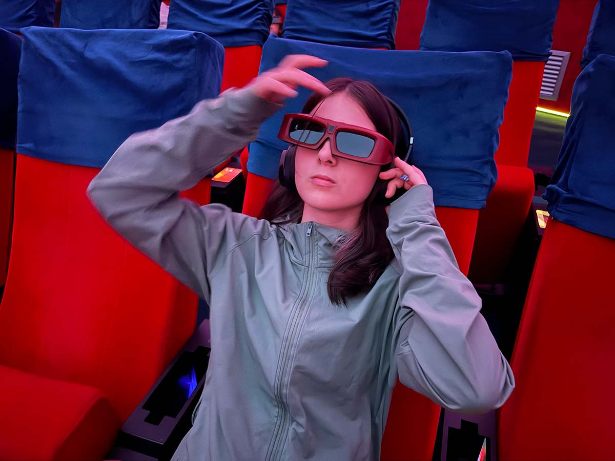 ragazzina con occhiali 3D al Museo dello spazio a Hong Kong