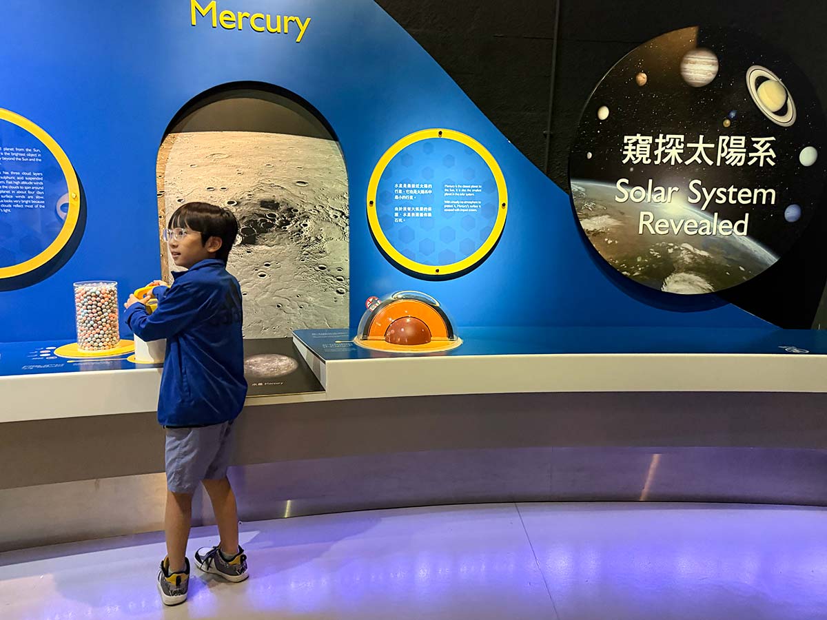 Bambino al Museo dello spazio a Hong Kong