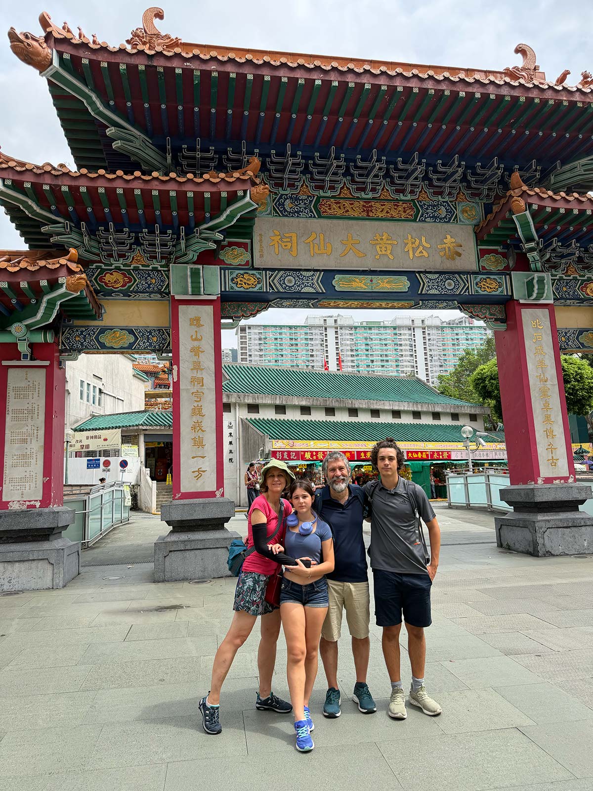Famiglia viaggiapiccoli al Wong Tai Sin Temple a Hong Kong