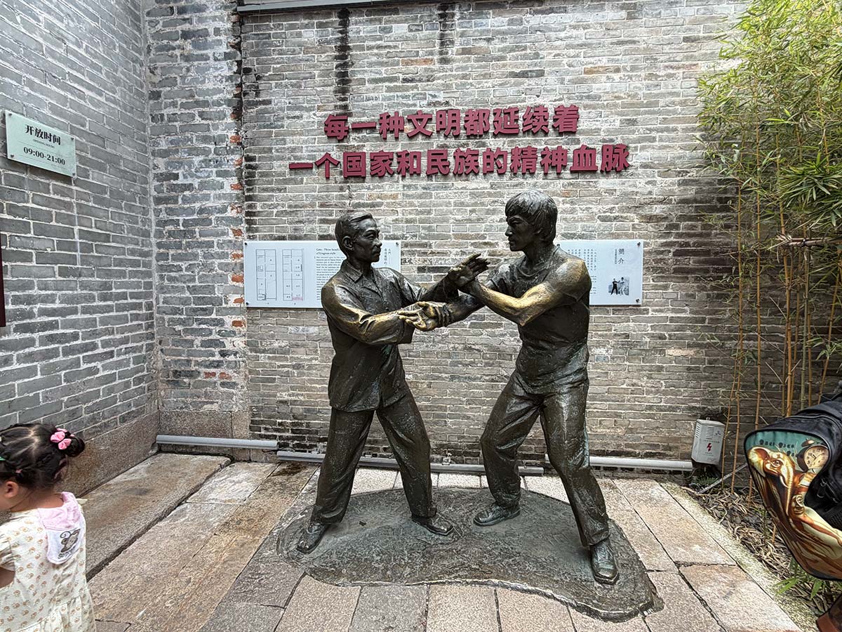 TStaue all'ingresso della casa ancestrale di Bruce Lee: