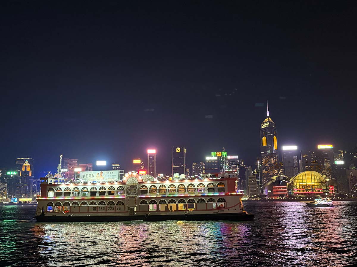 Crociera di notte nella Victoria Harbour a Hong Kong