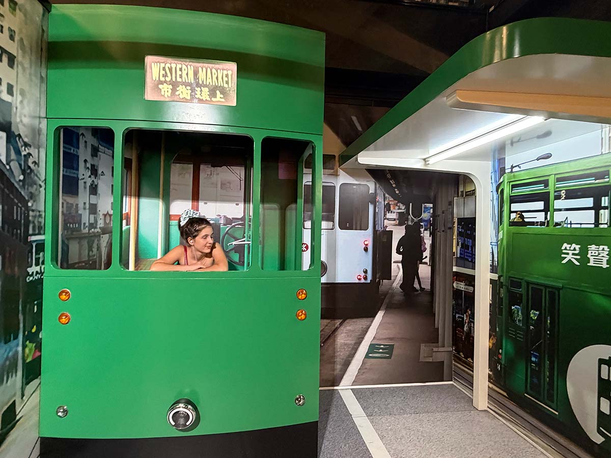 Hong Kong con i bambini: bimba nel peak tram