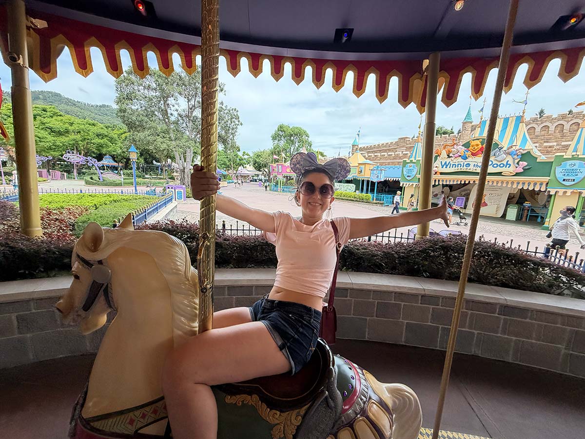 Disneyland Hong Kong Principesse_ bambina su una giostra