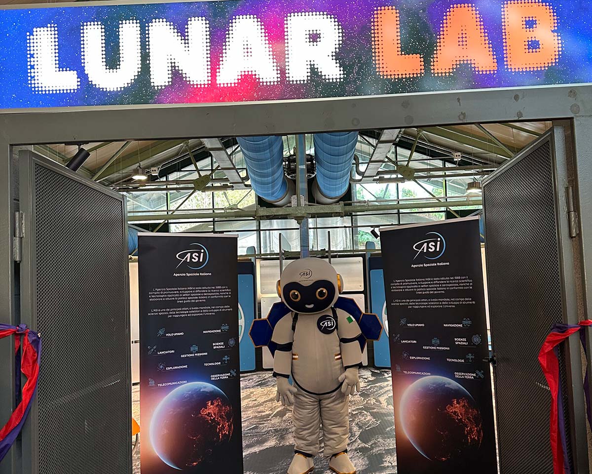 <h2>Lunar Lab: a Explora si parte per la Luna</h2> C’è una nuova area da provare a <strong>Explora, il Museo dei Bambini di Roma</strong>. Si chiama <strong>Lunar Lab</strong> ed è il percorso interattivo dedicato all’esplorazione della Luna, realizzato da Explora insieme all’<strong>Agenzia Spaziale Italiana (ASI)</strong> e aperto al pubblico da settembre 2026. Lunnar Lab Explora 