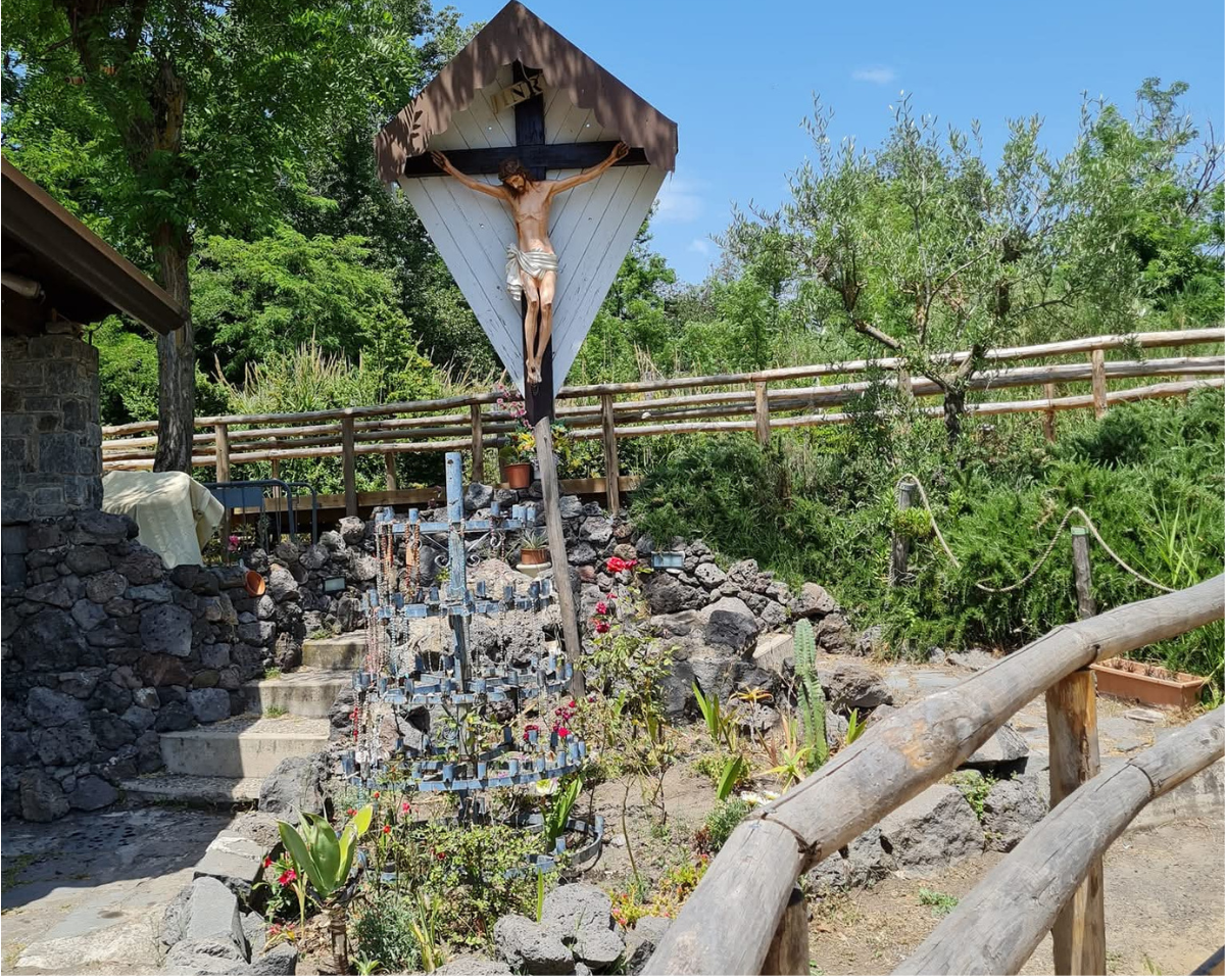 Passerella in legno del Sentiero 11 nella Pineta di Terzigno sul Vesuvio