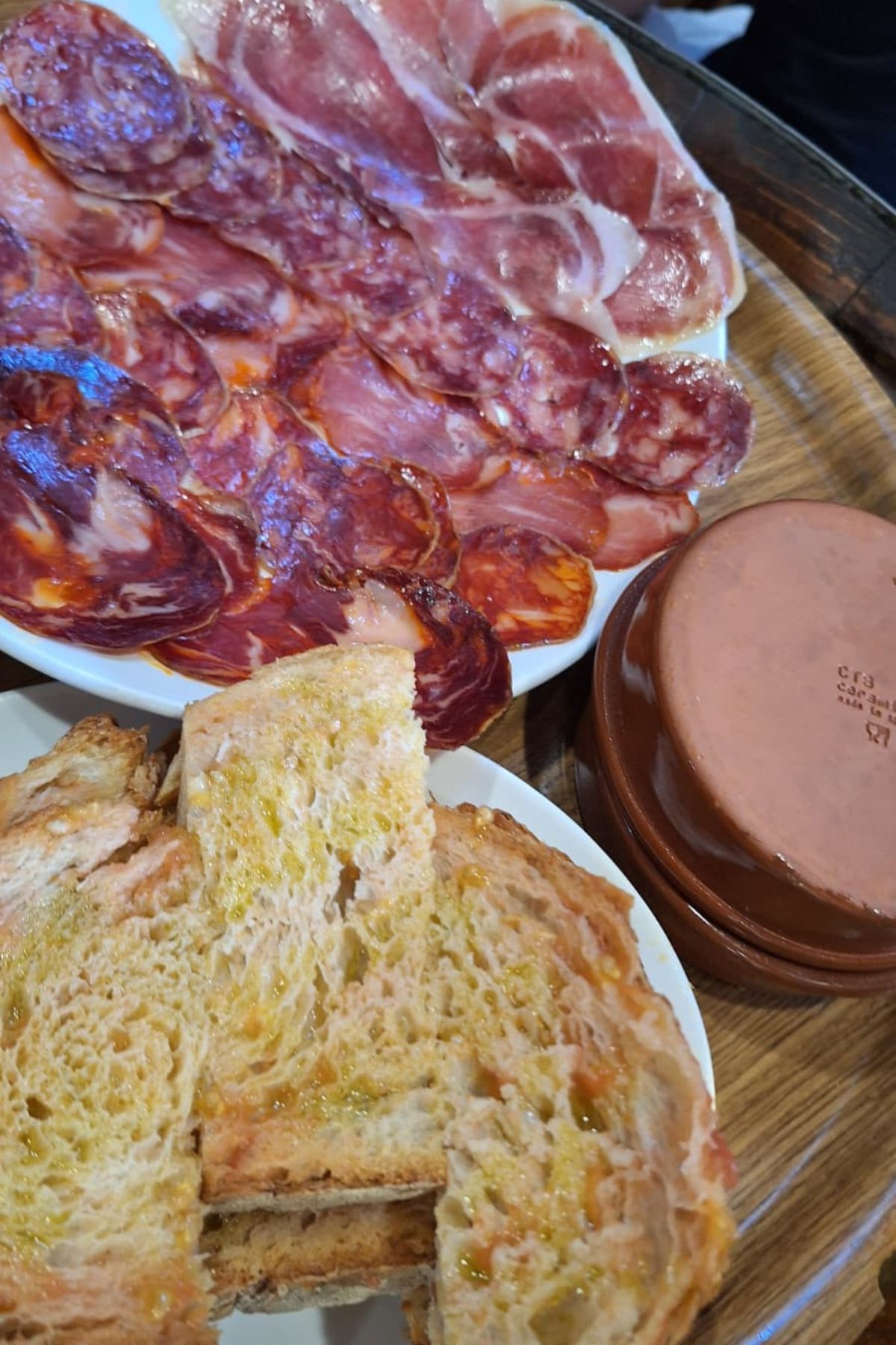 tapas con pane e saluti in costa Brava Spagna con i bambini