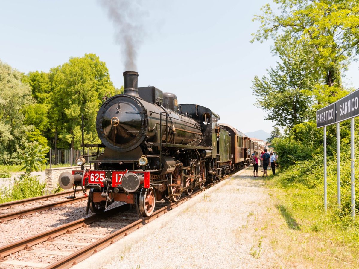 foto trenino storico sebino express, per gite d'autunno