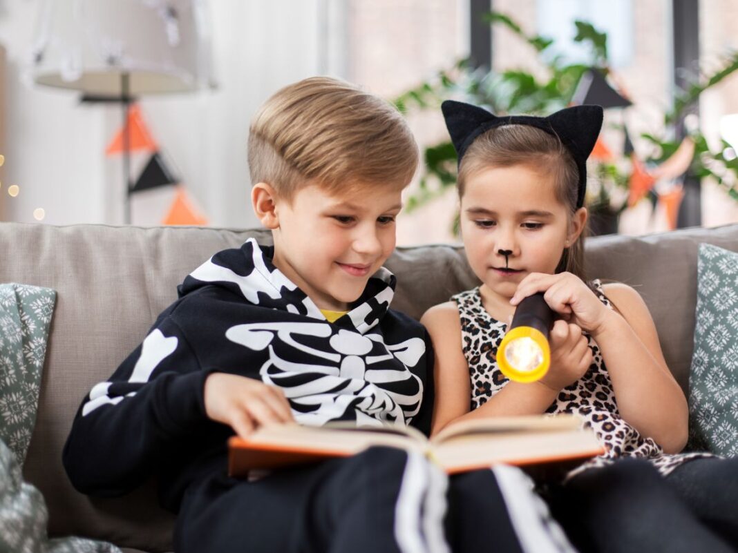 bambini leggono libri di halloween travestiti